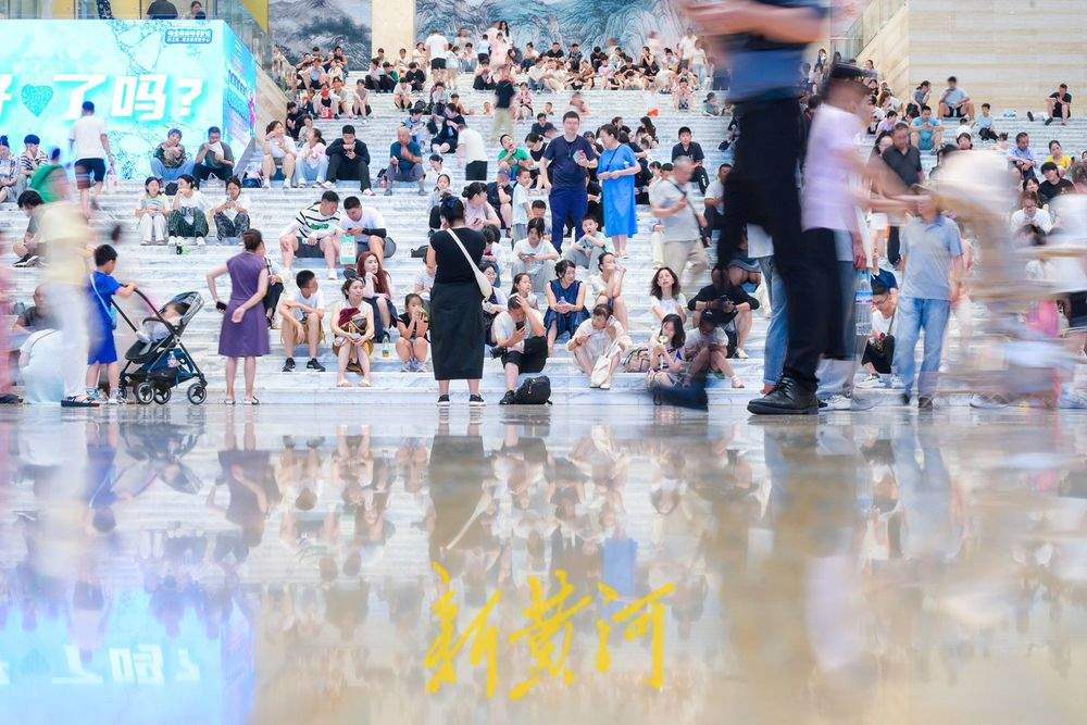 博物馆避暑火了，市民游客在台阶席地而坐纳凉