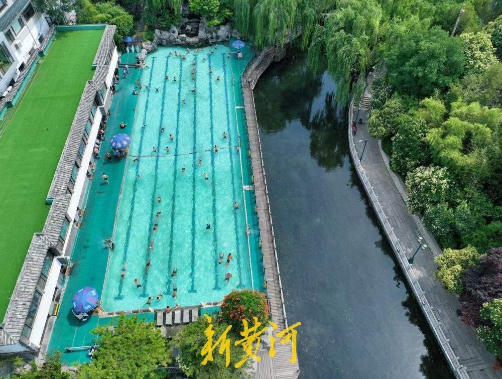 清泉消暑正当时 济南泉水浴场人气旺