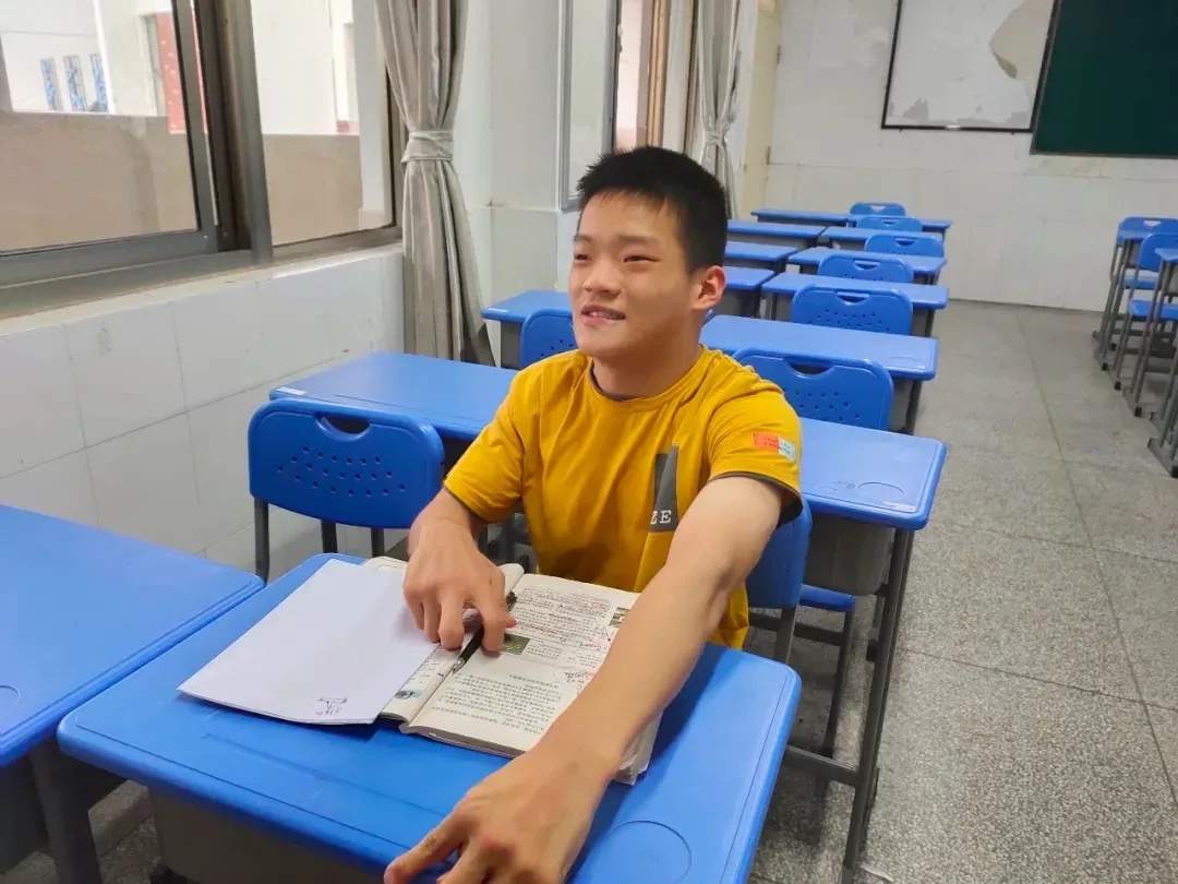 高考623分的脑瘫少年,毕业了!还保研了!