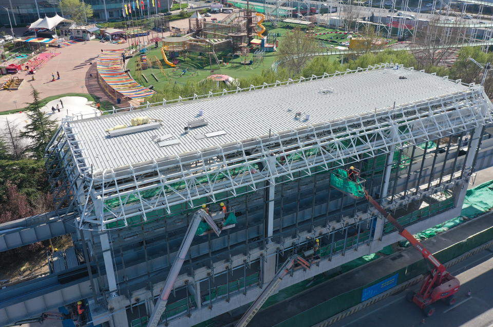 “钢筋铁骨”造型简洁，济南云巴沿线车站建设正酣