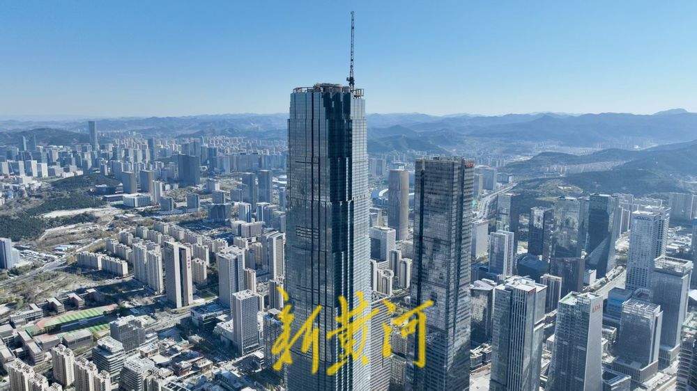 济南绿地山东国际金融中心塔冠幕墙安装推进，即将全面封顶
