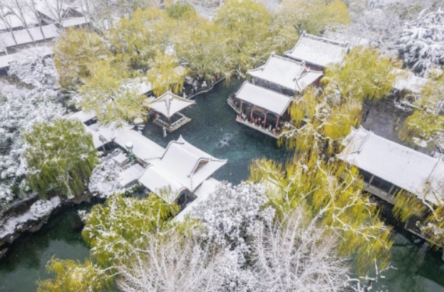 雪后趵突泉公园云雾润蒸，宛如仙境