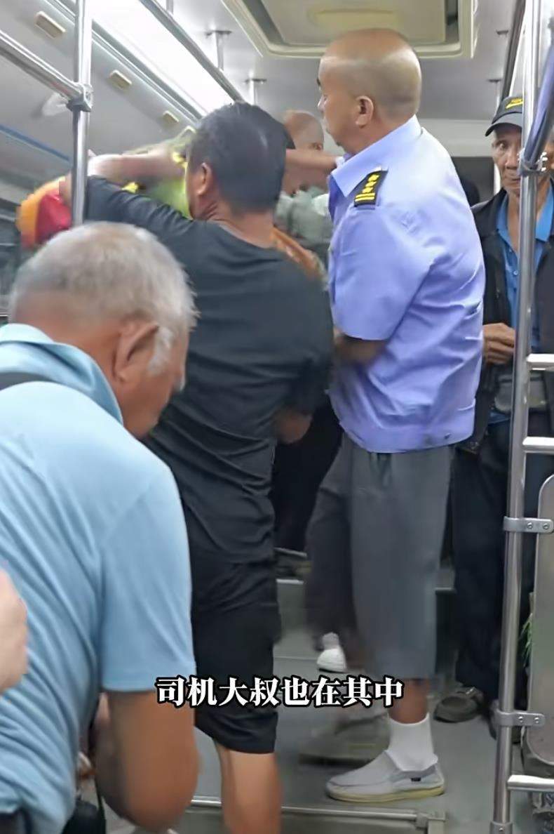 贵阳公交为卖菜村民开通惠农专线:票价封顶7元,车内安了摆放背篓的货架