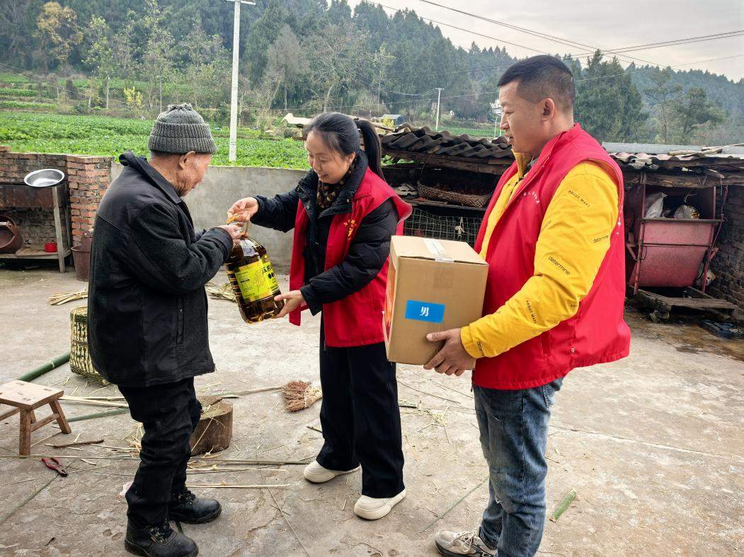 市县联动送温暖 爱心暖流涌蓉城——成都2025年寒冬送温暖活动