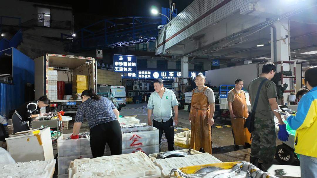 济南迎“开海第一网”:台风致鲜货晚到一日,凌晨市场交易火爆
