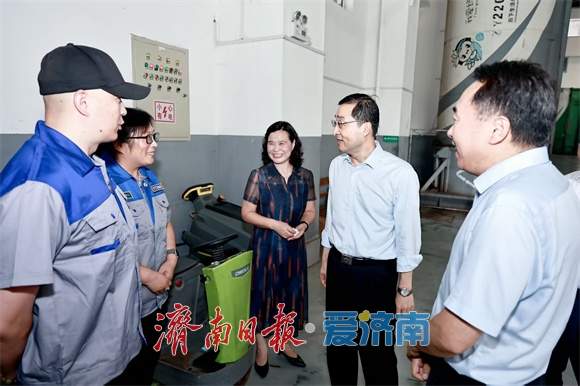 刘强看望慰问高温一线工作人员