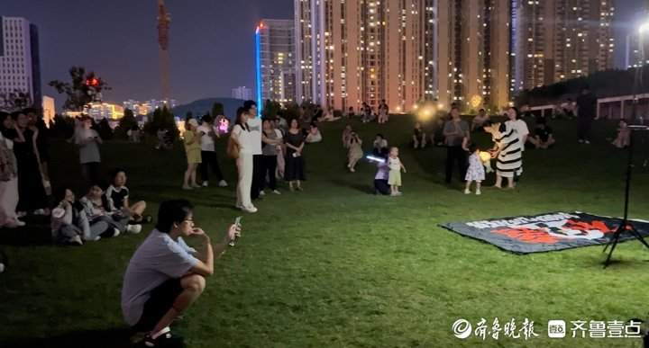 每到夜晚,山上便“长满了人”!济南“菠萝山”音乐会悄然走红