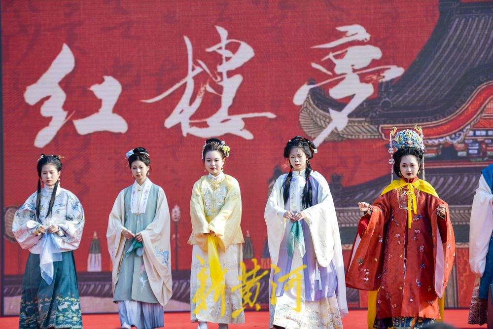 华山脚下开启汉服文化旅游节 华裳绽放传统文化之美