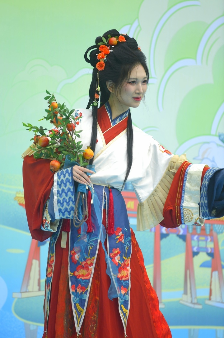 泉在济南过五一千年泉城邂逅汉服花朝十二花神亮相大明湖畔探春寻芳