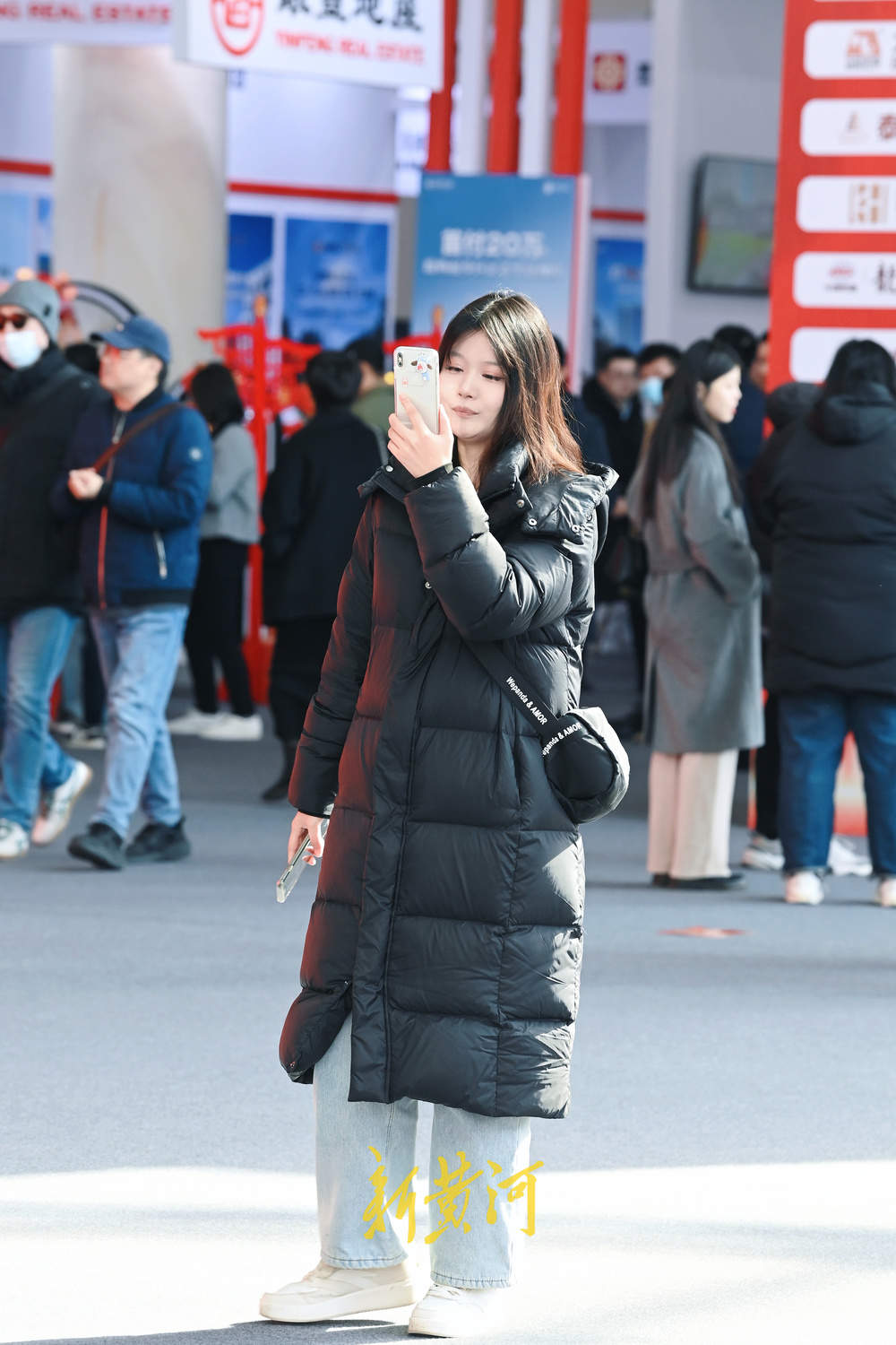 济南春季房展会今日开幕，有市民早上9点就携家带口来看房