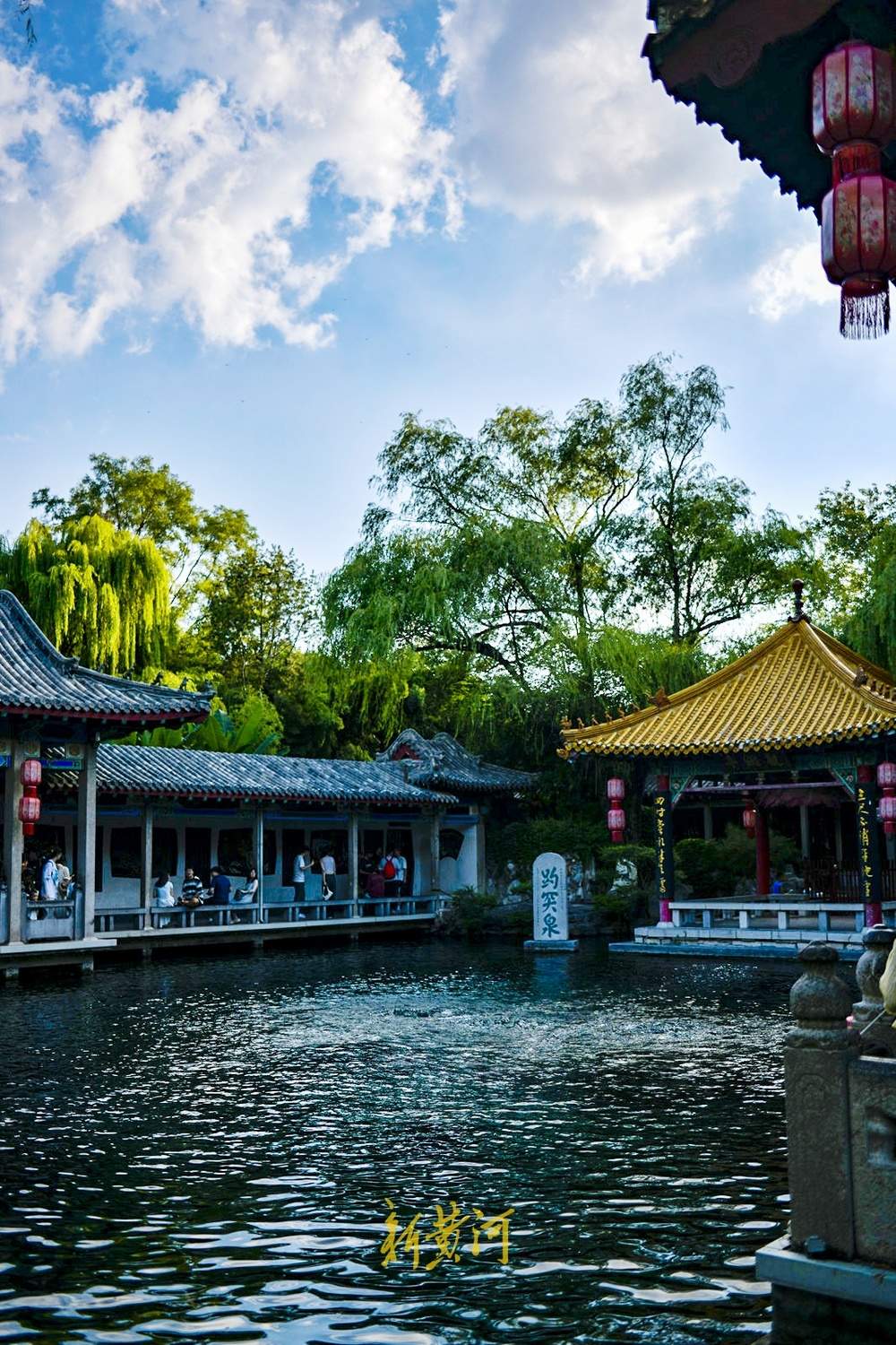 当蓝天白云映入趵突泉，一场梦幻邂逅浪漫上演