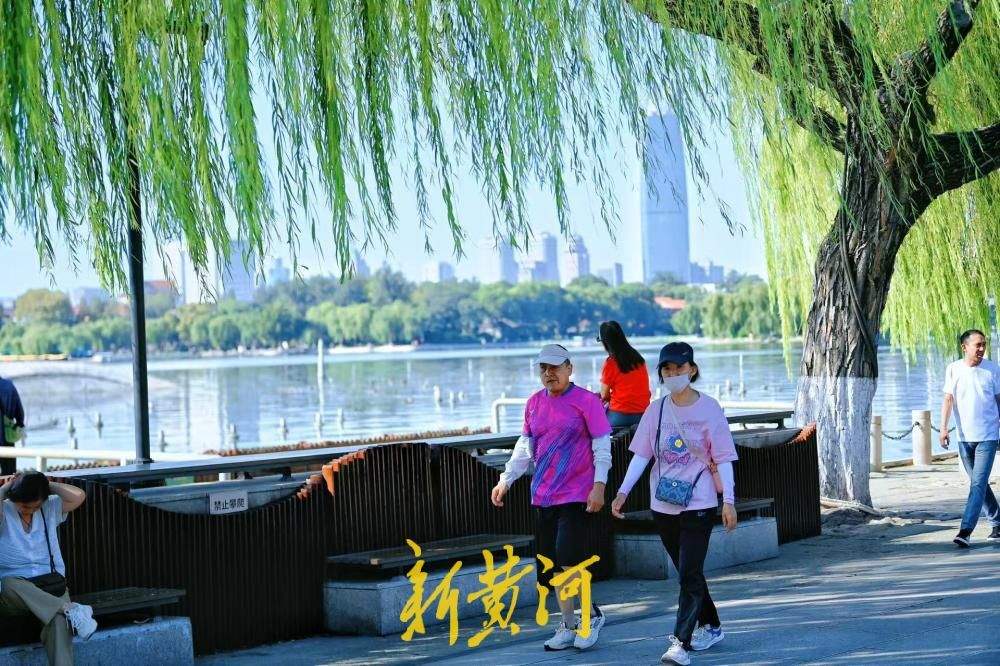 一年四季 泉在济南丨秋暖泉城，明湖晴空揽游人
