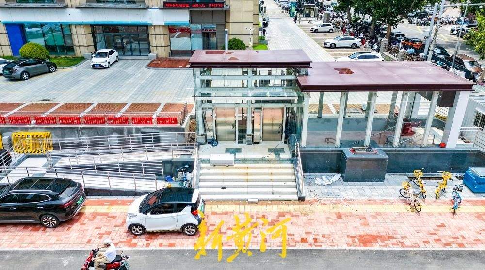 济南:经一路地铁6号线站点围挡拆除 双向八车道恢复通行