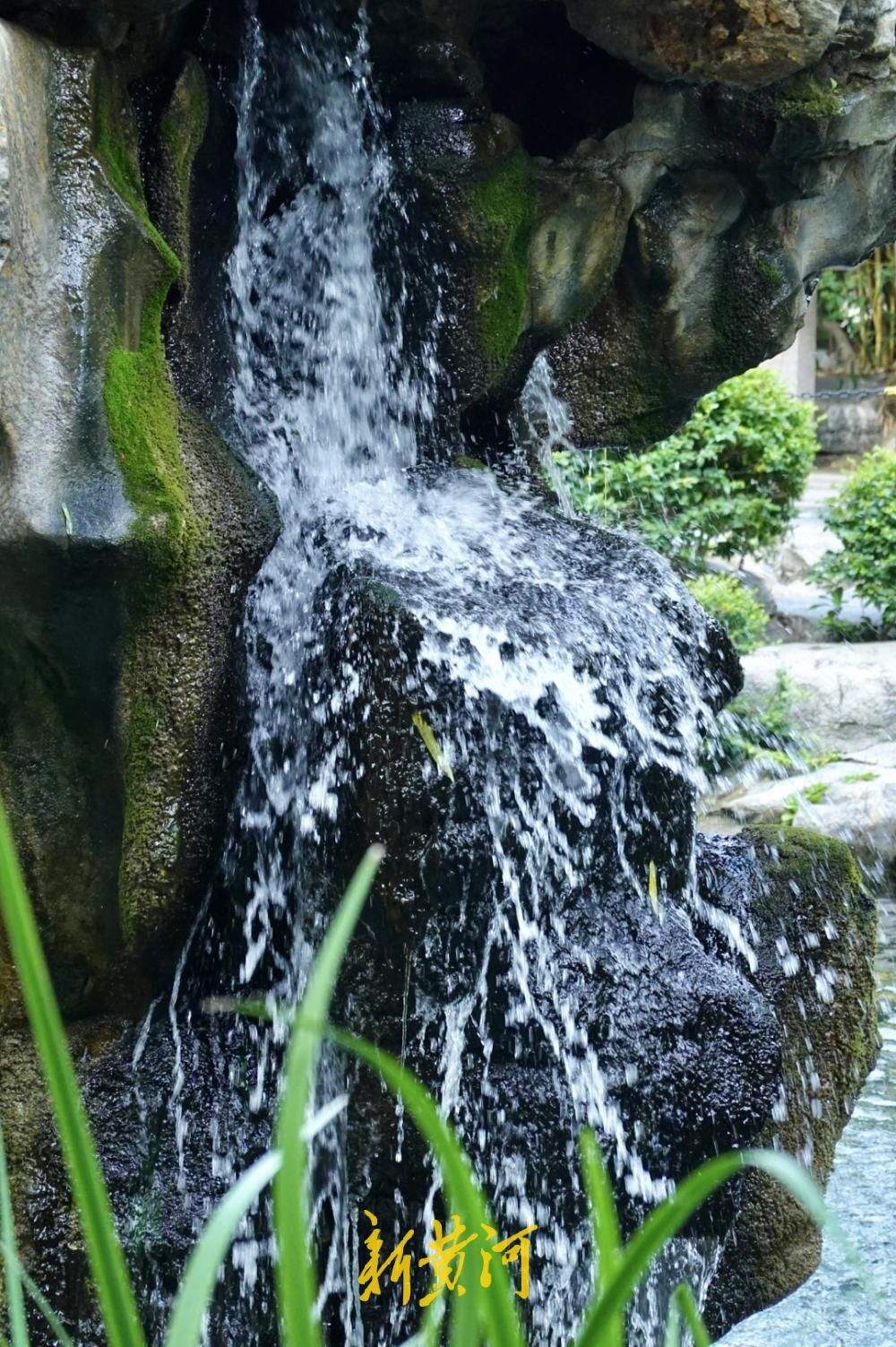 月牙泉复涌满一年，泉城“月牙飞瀑”胜景持续在线