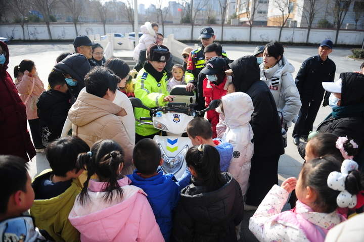 精彩过寒假,安全护“童”,济南交警开展警营开放日活动