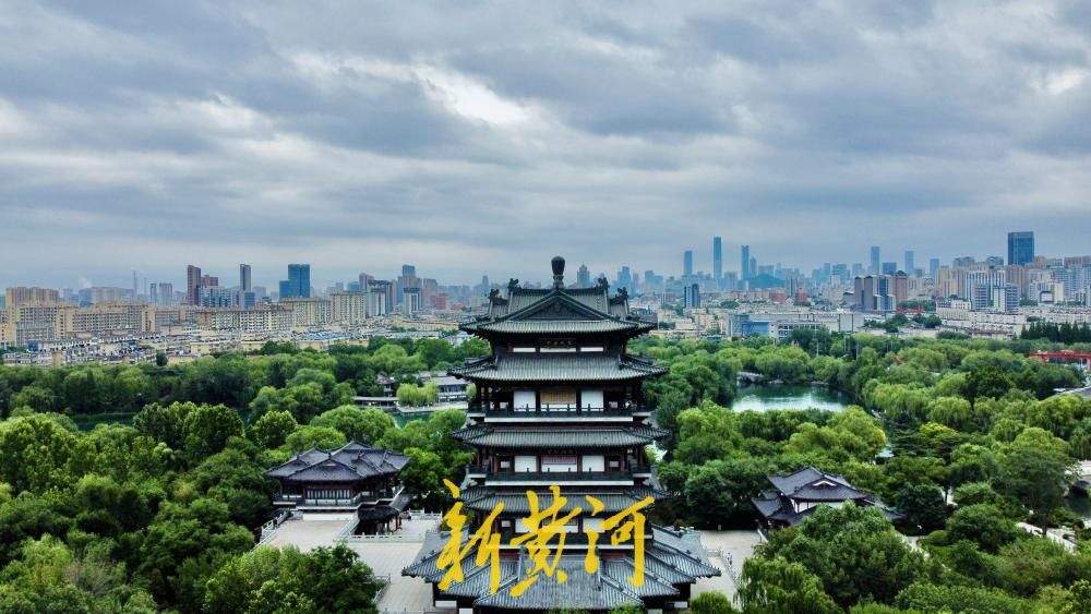 乌云长驱直入济南上空，午后强对流蓄势待发