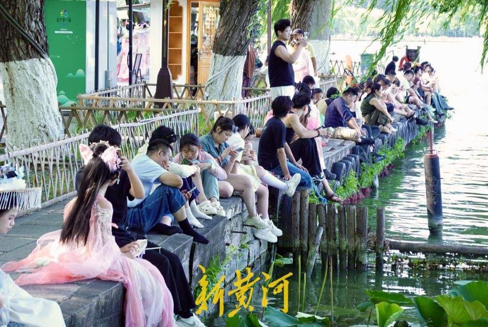 凉风习习，市民游客围坐湖堤享惬意“吹风时光”