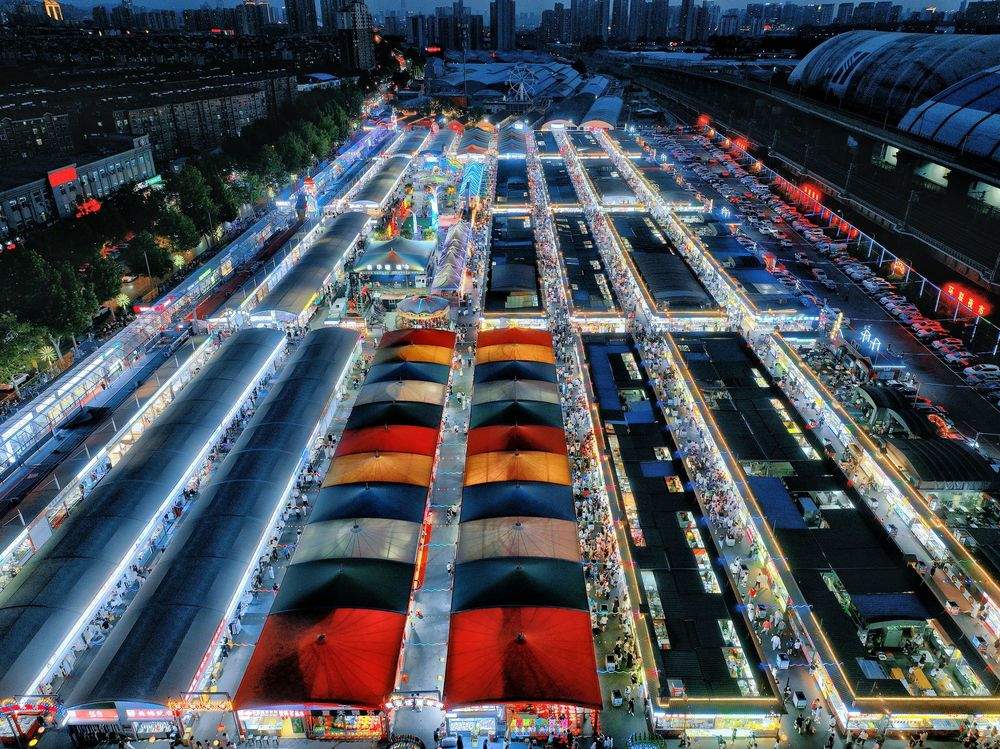 夜市点燃烟火经济！济南各大夜市客流爆棚，有摊主一晚卖两千根淀粉肠