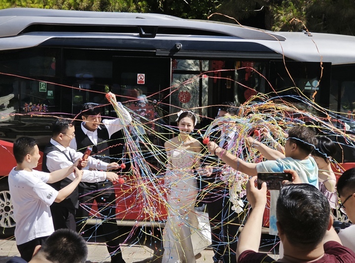 下一站——幸福!公交车变身婚车,浪漫喜卷泉城