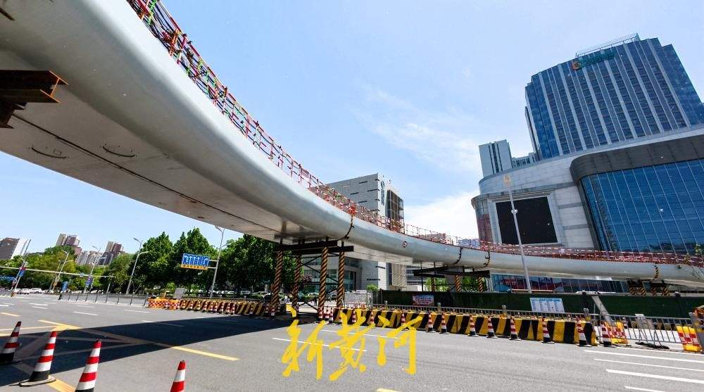 济南工业南路新建人行天桥如弯月  兼顾“好用”与“好看”