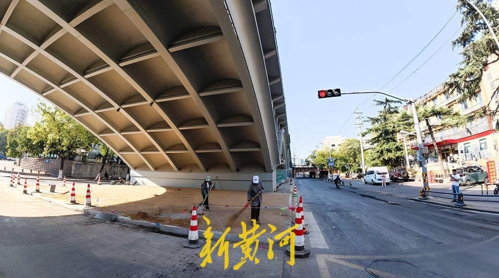 济南纬二路跨铁路天桥改造 桥拱顶部显露全貌道路恢复通行