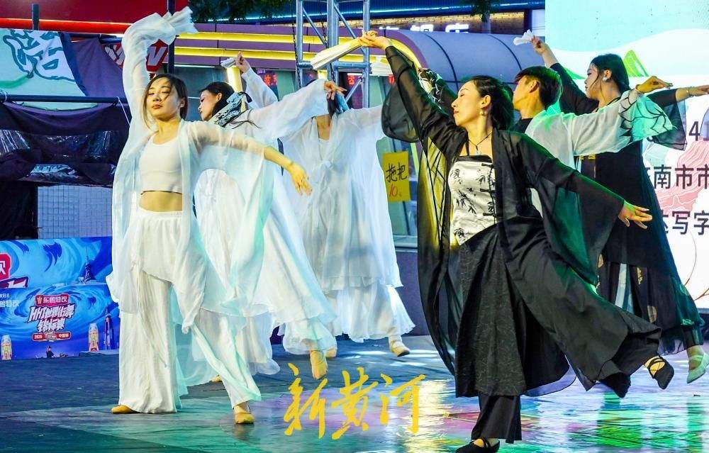 青春不止步，济南商圈上演毕业舞会燃动仲夏之夜
