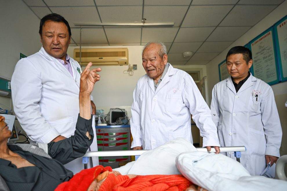 扎根，两位援疆医生的共同选择