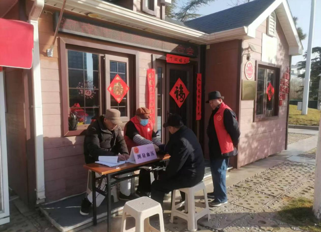 泉城义工假期“不打烊”：绢花朵朵送祝福，民俗讲解暖人心！他们用“志愿红”点亮最美“新春色”