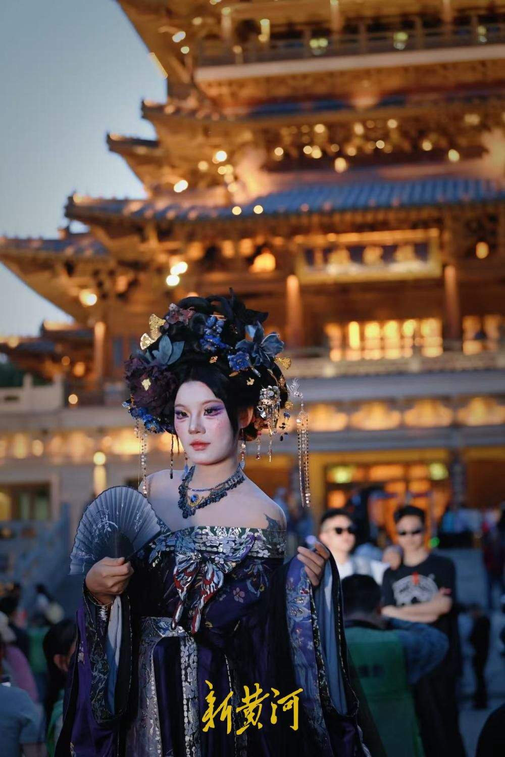超然楼华灯绽放，游客打卡泉城夜色