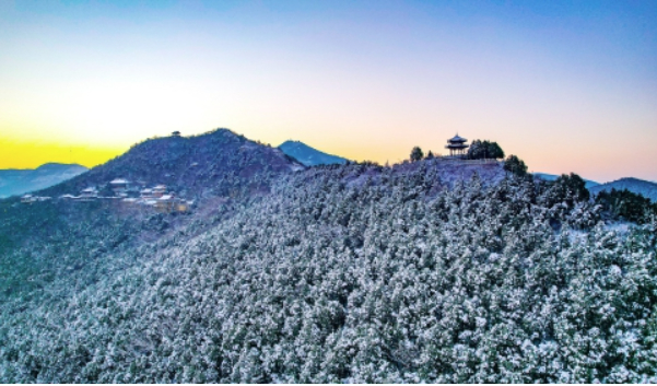 银装千佛山 日出镶金边