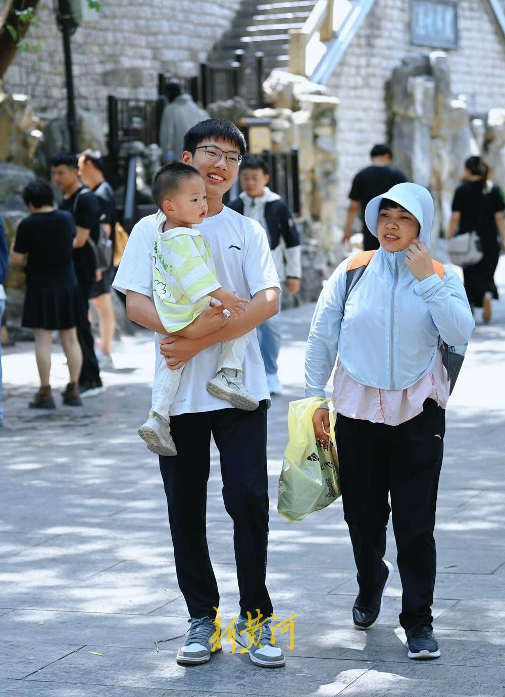济南高温不停歇，游客泉畔觅清凉