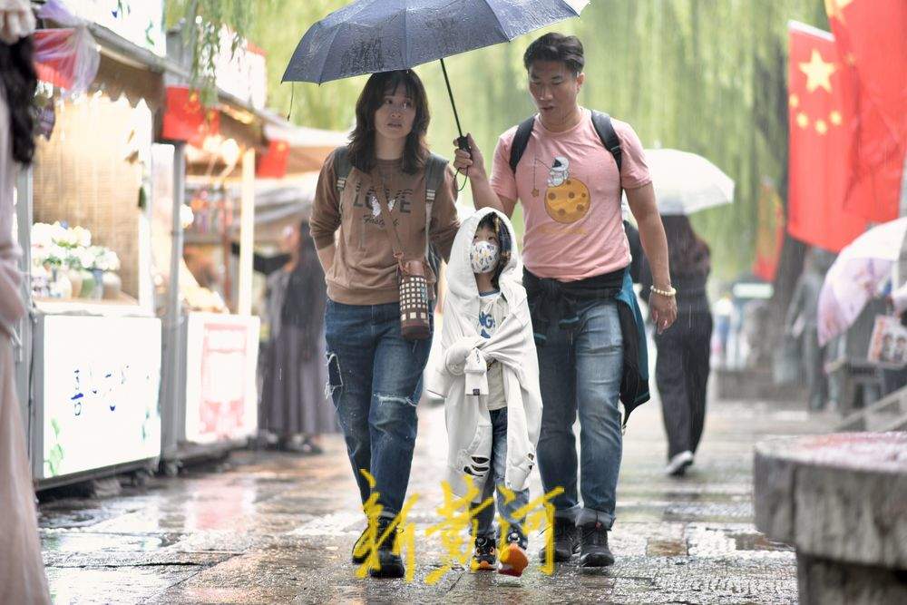 降雨难挡出游热情 雨中品味老城古韵