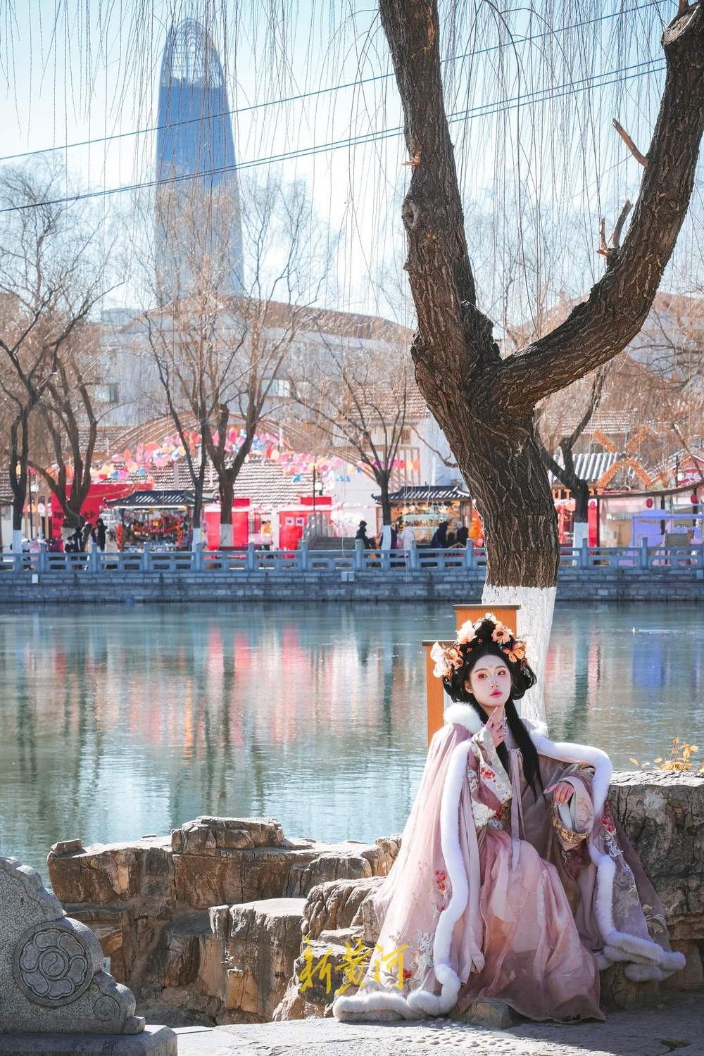 “泉”在济南过大年｜寒冬里汉服姑娘流连泉城，拍下“高冷”瞬间