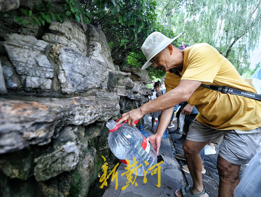 出伏首日济南高温持续  泉水直饮点成市民游客避暑“心头好”