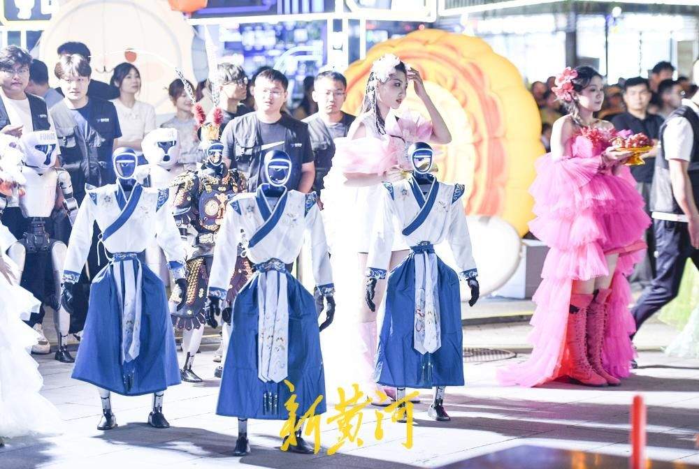 济南：中秋拜月大典融入科技元素 智能机器人穿汉服拜月