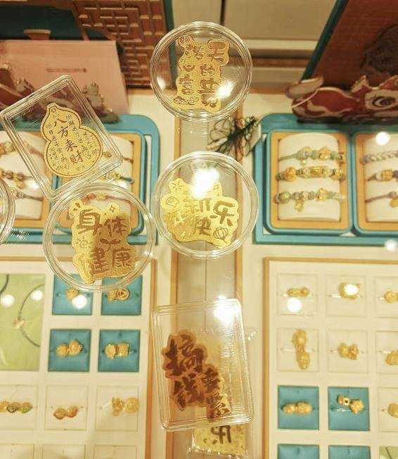 热卖超二十万张 年轻人把黄金贴在手机上