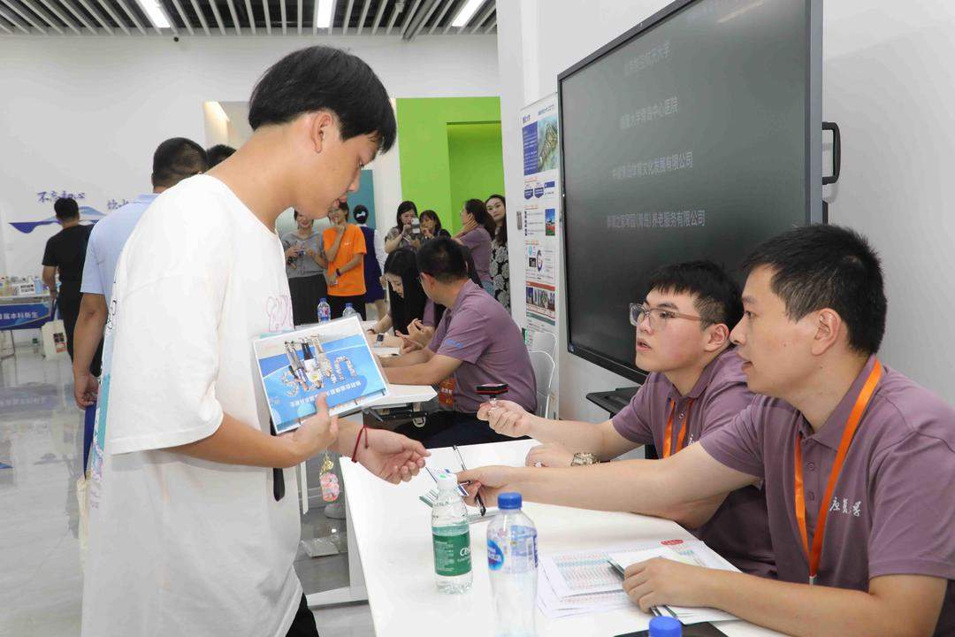 康复大学迎来首届300名本科生,培养引领康复事业发展拔尖创新人才