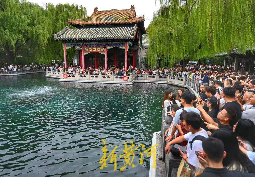 国庆中秋假期首日，济南30家景区共接待游客42.53万人次，同比增长8.35%