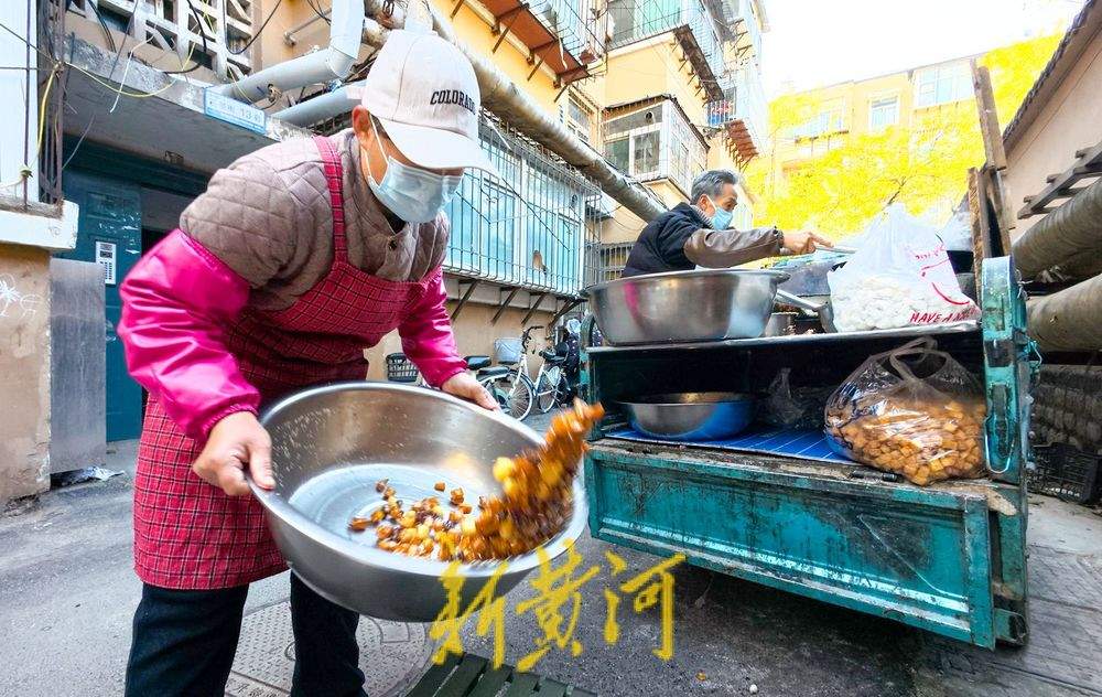 夫妻独创“琉璃地瓜”火爆出圈 社区小店排起网红长队