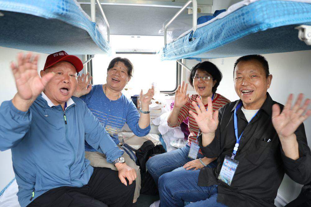 “浪漫圆梦 银发蜜月”——“齐鲁之星”银发蜜月新疆旅游专列开行