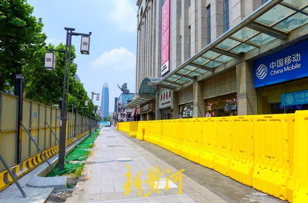 济南:泉城路快车道临时开放通行 人行道改造同步开启