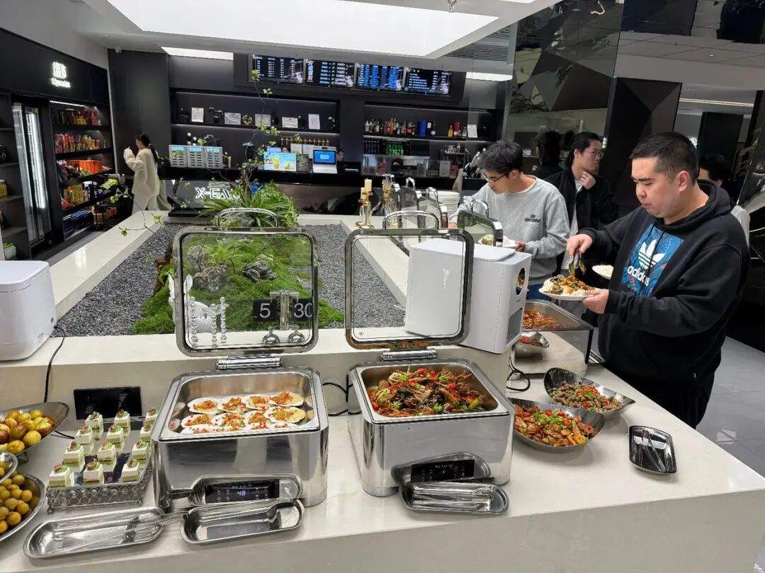 武汉一网吧提供海鲜自助走红,负责人:大厨现做,单买68元,充值可送餐券