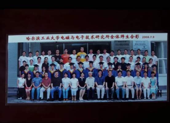 网友购入二手相机发现上百张老照片，原机主身份不简单
