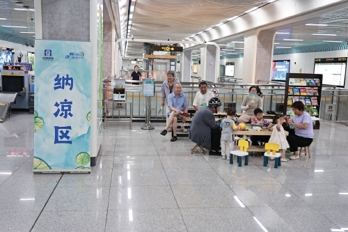 地铁站变身清凉客厅！地铁站点纳凉区暖心上线，盛夏送出城市凉意