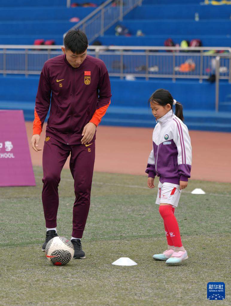 足球——中国U23男足进校园