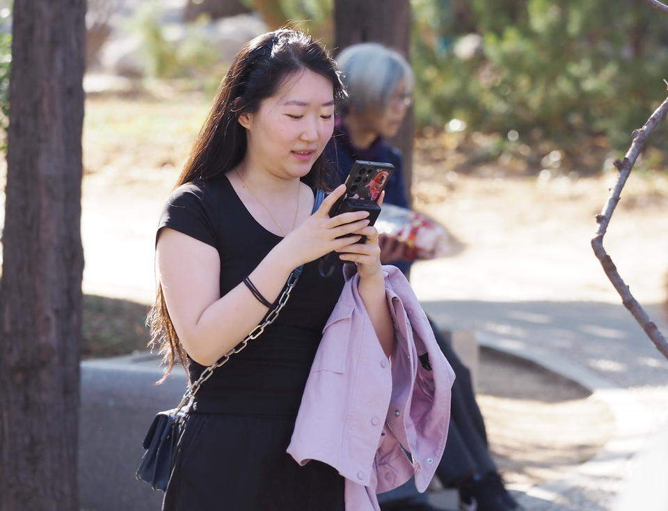 春分日济南街头温暖舒适，不少行人“轻装上阵”