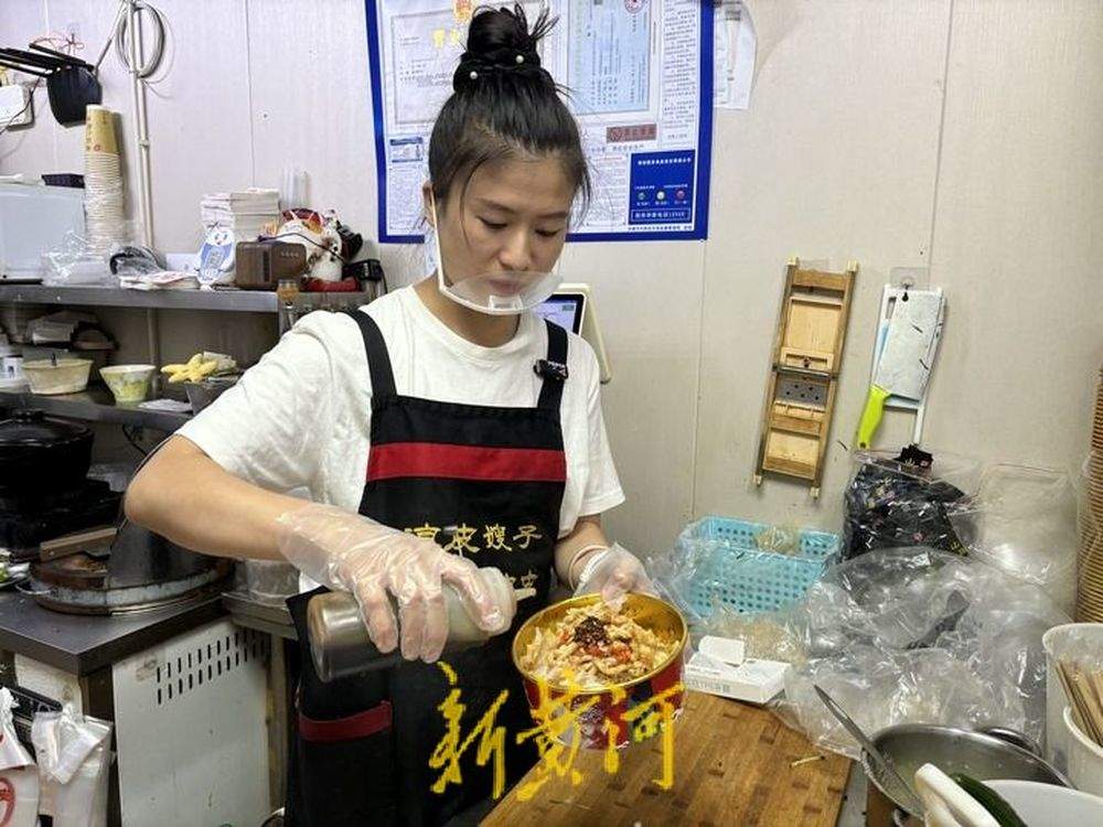 在质疑声中“凉皮嫂子”依旧在免费送凉皮：“对的事情，我会坚持做下去”