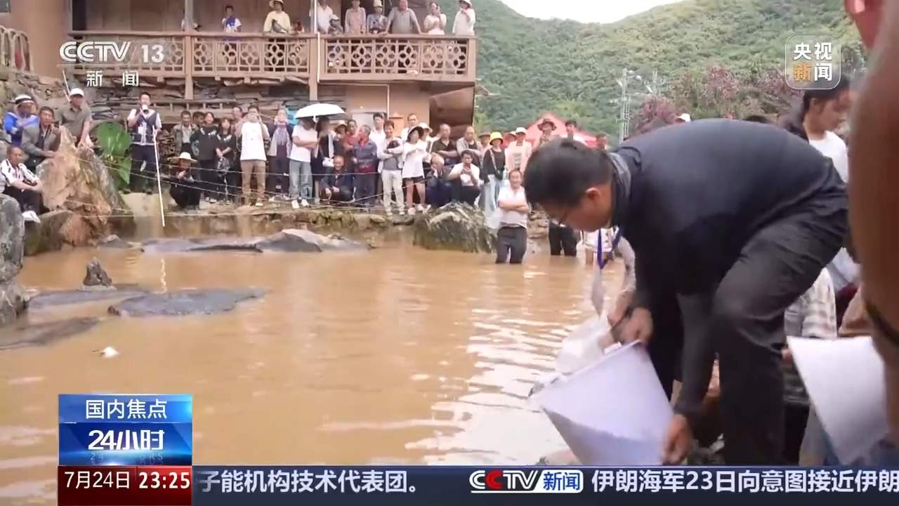 下水摸鱼、篝火打跳嗨不停！暑期来一场边境特色村寨游