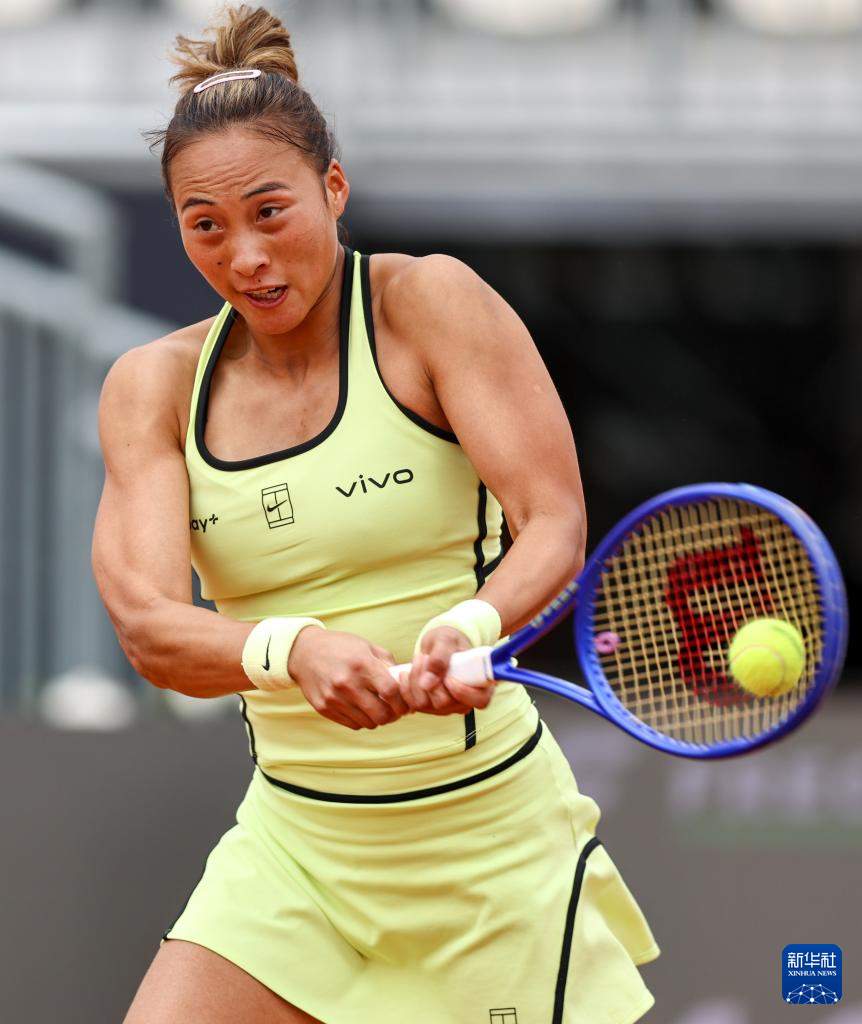 网球——WTA1000罗马站：郑钦文首轮晋级