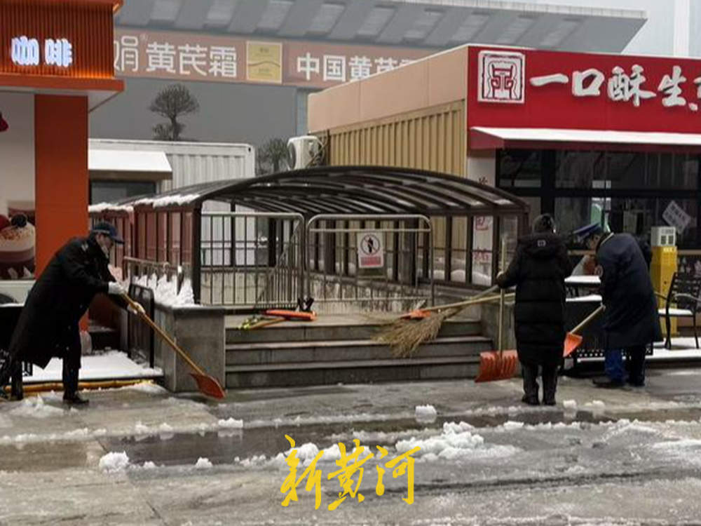 济南西站附近交通枢纽及时清雪,保障乘客畅通出行